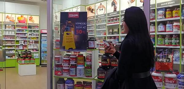 trendsSucchia e beve sborra di due cazzoni nel cesso di un centro commerciale